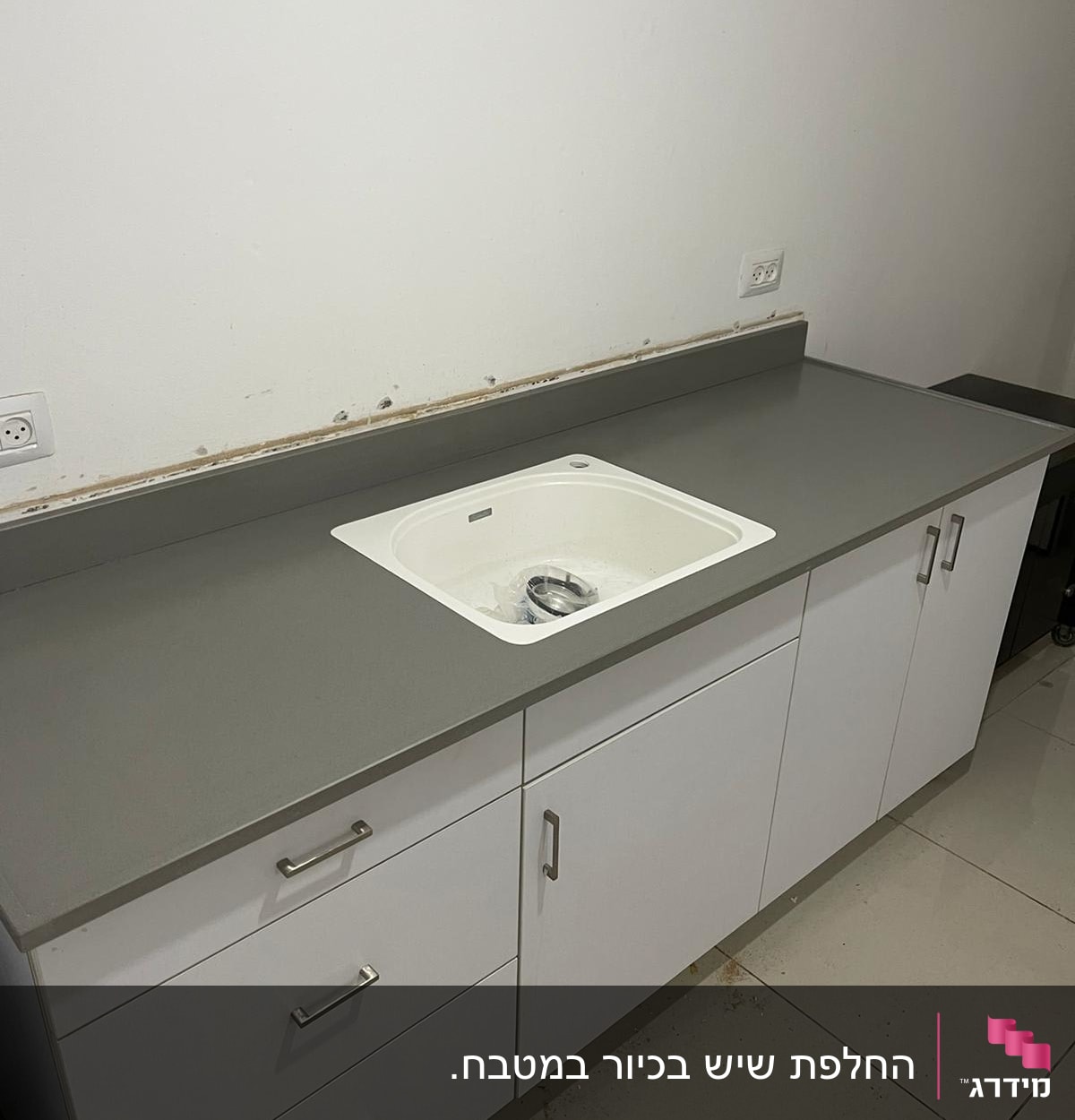 שיש אפור עם כיור מובנה במטבח